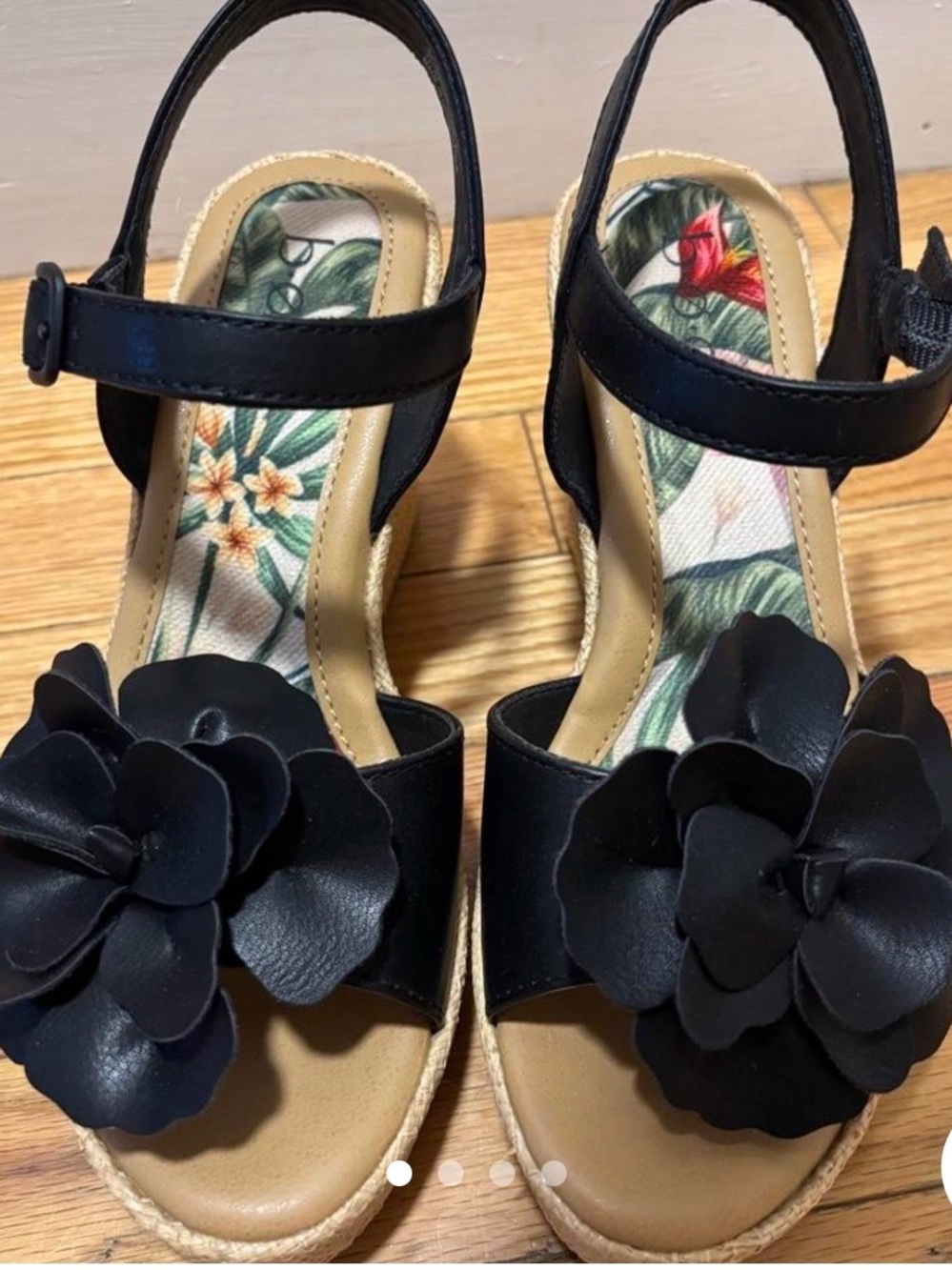boc Black Floral-Applique Wedge Sandals NWT